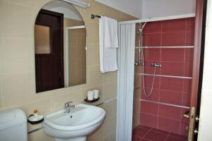 A bathroom at Hotel Kilometrul Zero