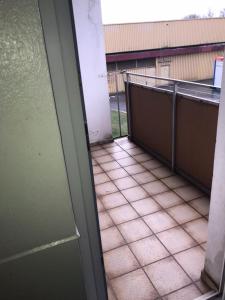 una puerta abierta a un balcón con suelo de baldosa en Lipmann am boll en Hamm