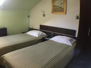 A bed or beds in a room at Hotel Kilometrul Zero