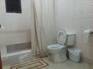 A bathroom at Souvenir House