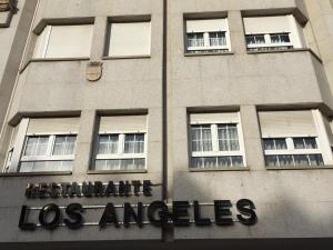 拉瓦涅薩的住宿－Hotel Los Angeles，建筑的侧面有标志