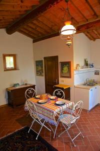 チヴィテッラ・イン・ヴァル・ディ・キアーナにあるvitaminaのテーブルと椅子、キッチンが備わる客室です。