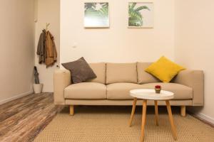 sala de estar con sofá y mesa en Dub Apartments Zagreb - free parking, en Zagreb