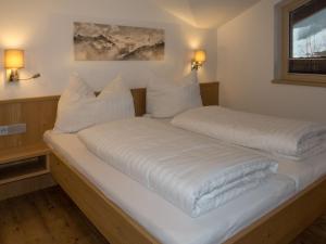 アシャウにあるApart Kupfnerのベッドルーム1室(白いシーツと枕のベッド2台付)