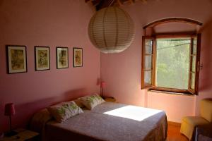 チヴィテッラ・イン・ヴァル・ディ・キアーナにあるvitaminaのベッドルーム(ベッド1台、窓付)