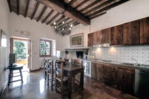 A kitchen or kitchenette at Casa Dei Lecci