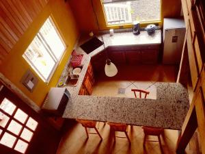 Una vista aérea de una cocina con encimera y taburetes. en Casa El Granero Monteverde, en Monteverde 30 fotos más