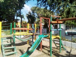 une aire de jeux avec un toboggan dans un parc dans l'établissement Casa Villa Toledo, à Santa Marta