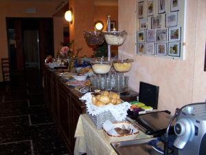 un buffet avec de la nourriture en haut dans l'établissement Hotel Bucaneve, à Bardonnèche