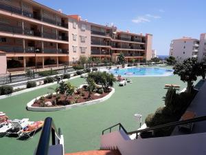 Bazén v ubytování Summerland LC Holiday Home nebo v jeho okolí