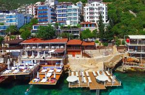 um grupo de barcos ancorados numa doca na água em Medusa Hotel em Kas