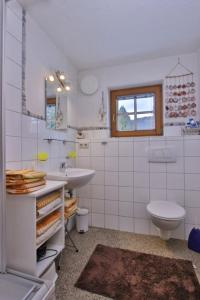 Koupelna v ubytování Gästehaus Berger + 37 fotografií