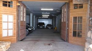 un largo pasillo con coches aparcados en un garaje en Chalet Le Betulle, en Santa Caterina Valfurva