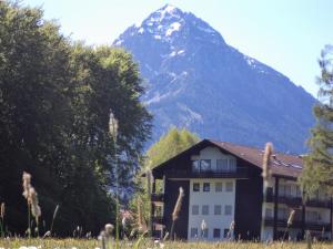 een gebouw met een berg op de achtergrond bij Uschi's Steinröschen in Fischen