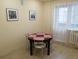 ノヴォシビルスクにあるApartments Domant Ploshchad Leninaのダイニングルーム(テーブル、椅子、窓付)