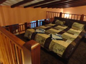 una camera da letto con un letto e due asciugamani di Mountain Dreams Apartment a Sapareva Banya