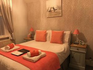 Tempat tidur dalam kamar di Cliveden Guest House