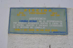 una señal en el lateral de un edificio en Cabañas Hecmar, en Pichilemu