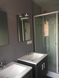 łazienka z 2 umywalkami i prysznicem w obiekcie Hollandia City House w mieście Hasselt