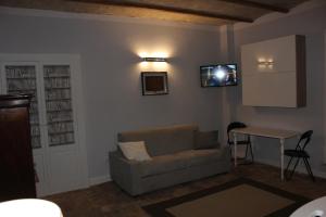 - un salon avec un canapé et une table dans l'établissement Borgo Dauno-Il Rifugio, à Volturara Appula