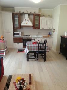ペスキエーラ・デル・ガルダにあるPeschiera appartamenti Vacanzeのキッチン(テーブル、椅子付)