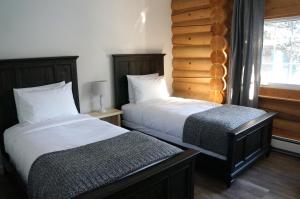 A bed or beds in a room at Whitewater Lodge