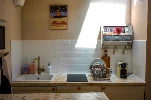 un bancone della cucina con lavandino e finestra di Key's House a Parma