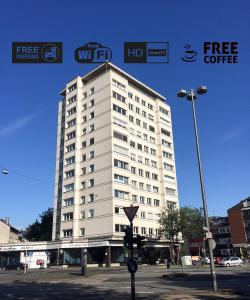 un edificio blanco con un cartel de café gratuito delante de él en Madame Tower en Colonia