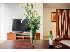 Μια τηλεόραση ή/και κέντρο ψυχαγωγίας στο Luxury 2 Bedroom Bahia Principe Condo