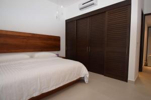 Ένα ή περισσότερα κρεβάτια σε δωμάτιο στο Luxury 2 Bedroom Bahia Principe Condo +41 φωτογραφίες