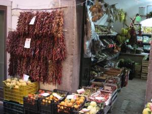 Supermarket nebo jiné obchody v  penzionu nebo okolí