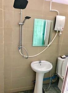 La salle de bains est pourvue d'une douche, d'un lavabo et d'un miroir. dans l'établissement Seaside home, à Ko Muk