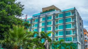 un edificio de hotel con un cartel en él en Unique Regency Pattaya, en Pattaya South