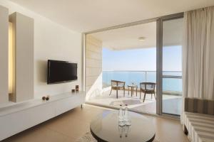 Ramada Hotel & Suites by Wyndham Netanya的电视和/或娱乐中心