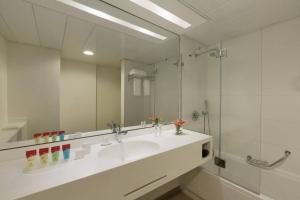Ramada Hotel & Suites by Wyndham Netanya的一间浴室
