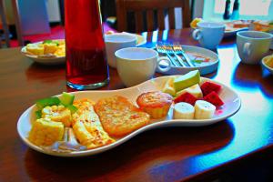 talerz jedzenia na drewnianym stole w obiekcie Meet Canaan w mieście Xikou