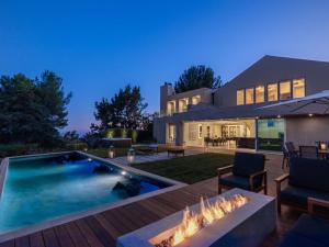 una casa con piscina y fogata en Villa Woodland, en Los Ángeles