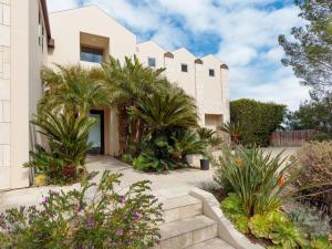 a house with palm trees in the front yard at Villa Woodland in Los Angeles