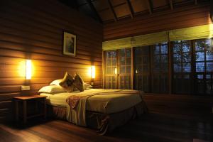 Kama o mga kama sa kuwarto sa Permai Rainforest Resort