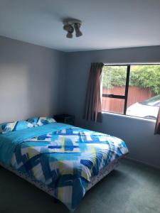 Rúm í herbergi á West Lake one bedroom accommodation
