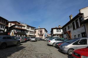 un montón de autos estacionados en un estacionamiento en Guest House Divna en Veliko Tŭrnovo