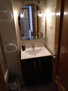 uma casa de banho com um lavatório e um espelho em Madrid Rent 4 em Madri