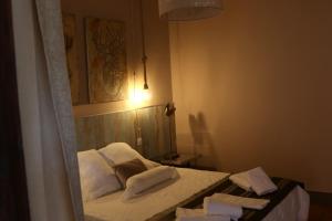 エル・ロシオにあるPalacio Doñana , Rural & Luxuryの鏡にベッドが備わるベッドルームの反射