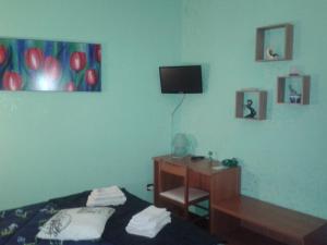 una camera con letto, scrivania e TV di Bed&breakfast Sole&luna a Messina