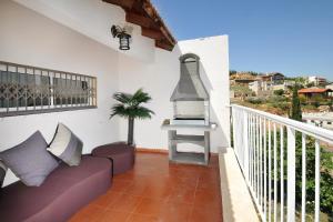 een balkon met een bank en een grill bij Family Villa in Safed