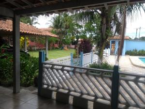 a white fence in front of a yard at Sitio Raio De Sol in Cabo Frio