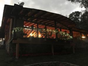 una pérgola de madera con luces de Navidad en ella en Cabañas El Estribo Hotel en Valle de Bravo