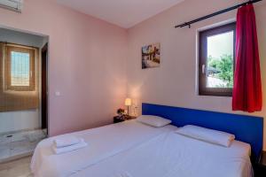 Postel nebo postele na pokoji v ubytování Crete Essence Villas - Lagkada