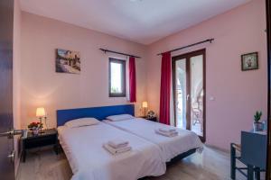 Postel nebo postele na pokoji v ubytování Crete Essence Villas - Lagkada