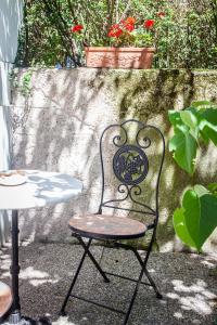 einen Stuhl und einen Tisch vor einer Wand in der Unterkunft Studio des Musiciens - quartier Orangerie in Straßburg